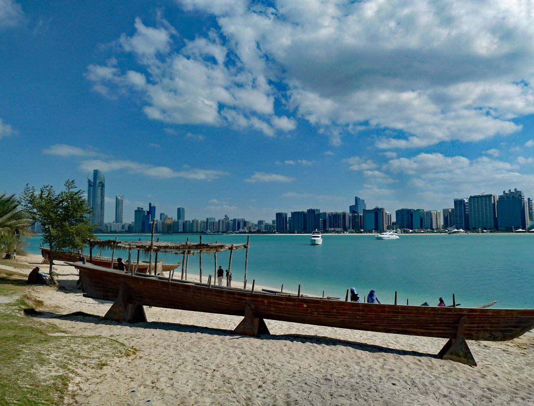 Blick auf die Skyline von Abu Dhabi vom Heritage Museum aus