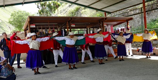 Tänze im Bahnhof Sibambe