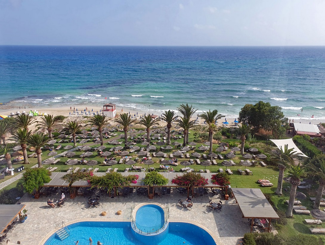 Blick vom Zimmer 515 auf die Liegewiese und das Meer