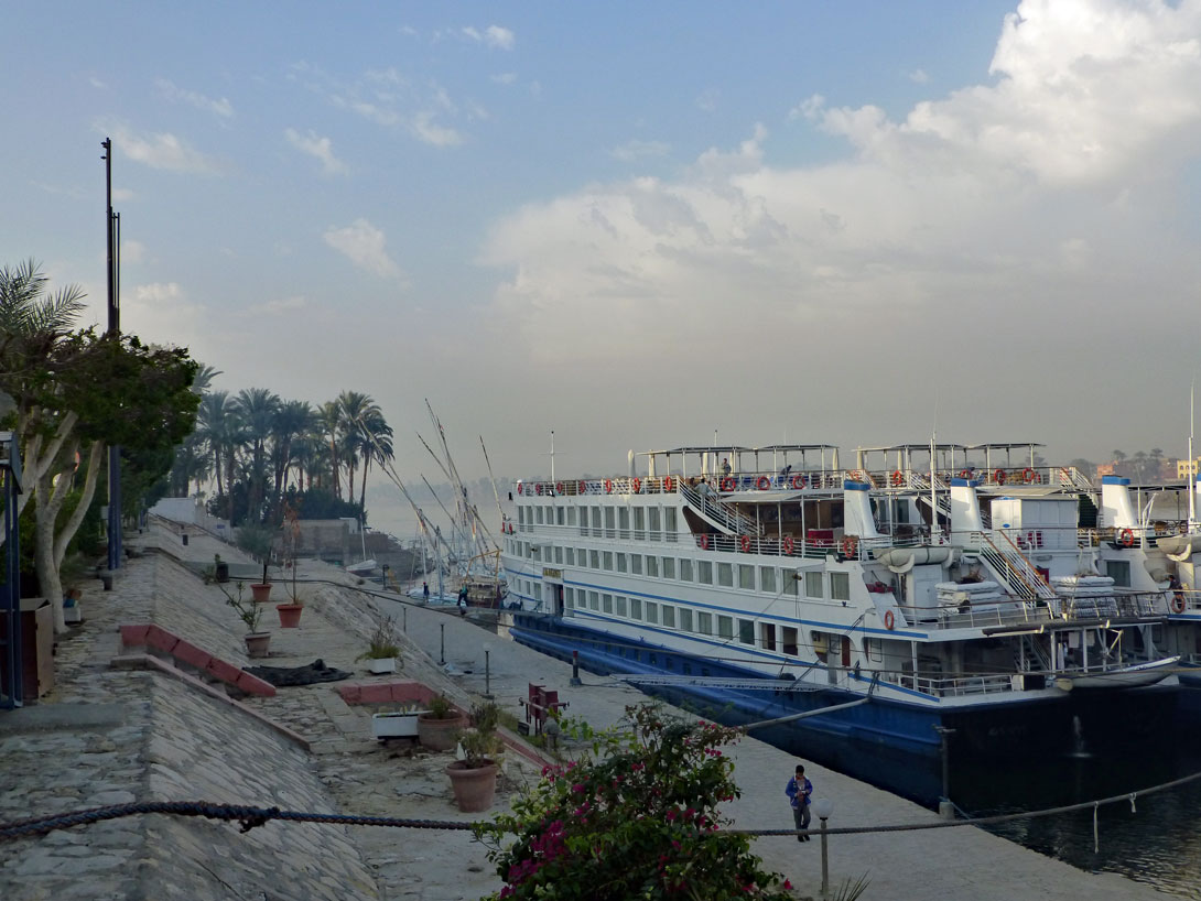 Die Amarante Osiris am Kai von Luxor