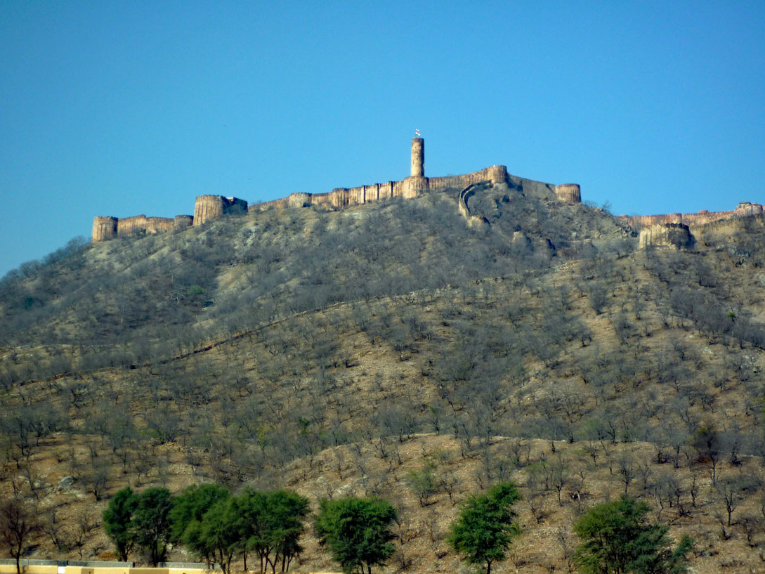 Das Amber Fort von der Straße aus gesehen