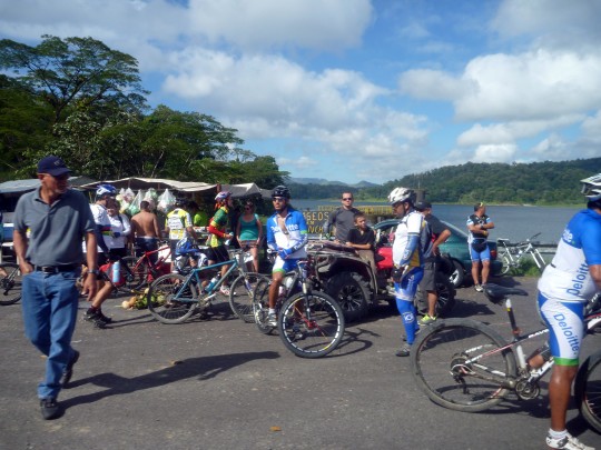 Radfahrer am Arenal See