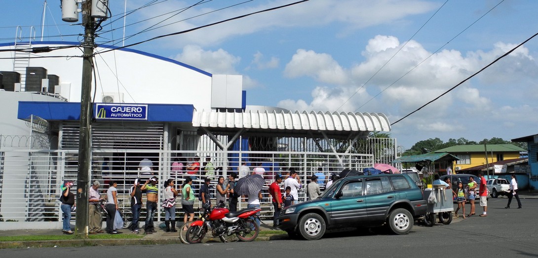 Warteschlange vor der Bank in Angeles