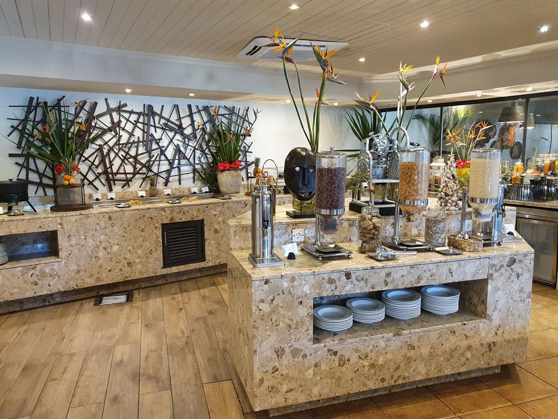 Getrennter klimatisierter Raum als Teil des Frühstücksbüffets