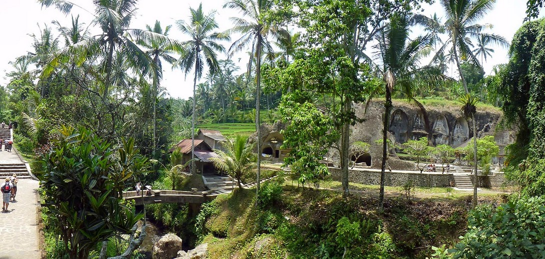 Gedenkstätten am Ufer des Pakerisan-Flusses in Bali