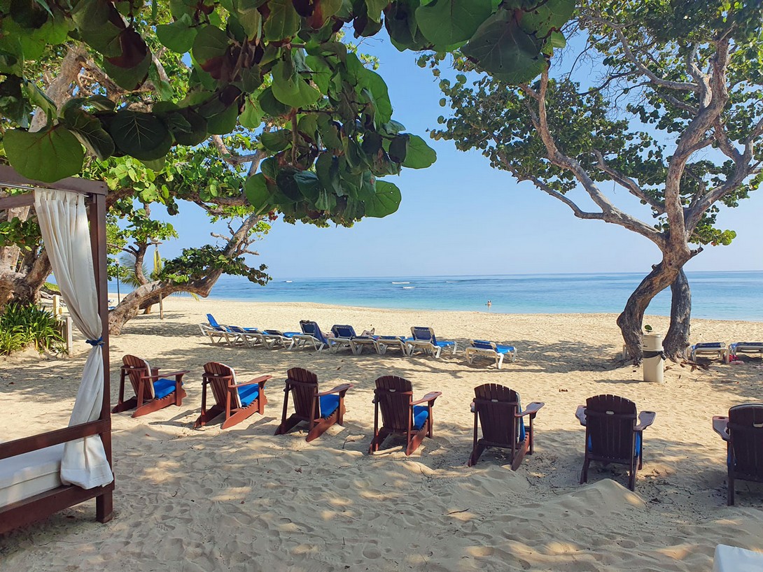 Klappsessel und Liegen vor dem Adultsbereich.