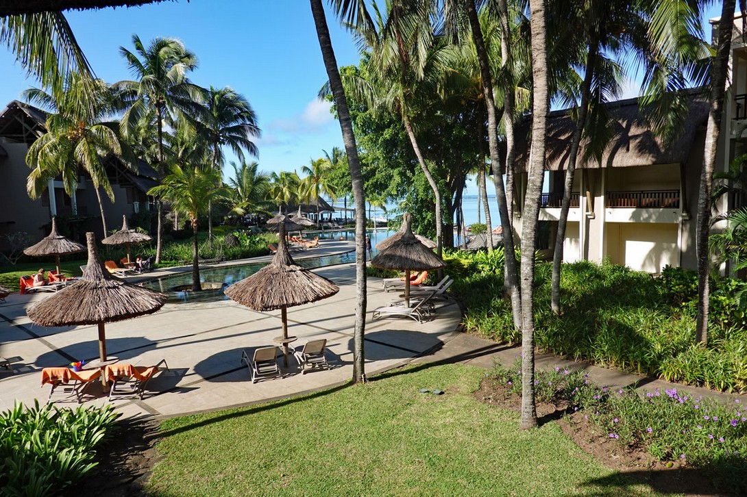 Blick vom Balkon des Zimmers 5101 über den Pool aufs Meer