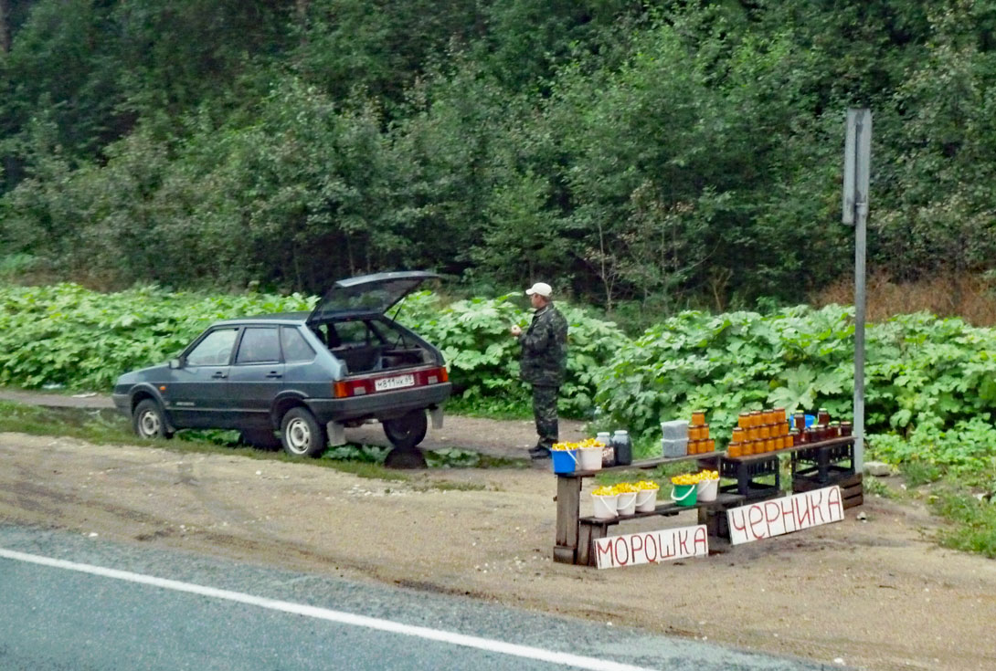 Straßenverkäufer an der Landstraße