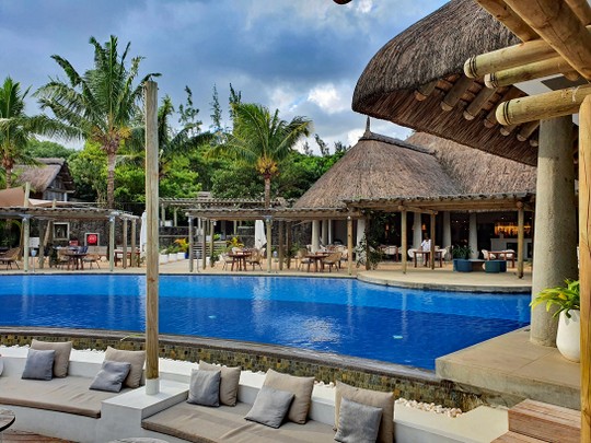 Restaurant und Pool vom Beachclub