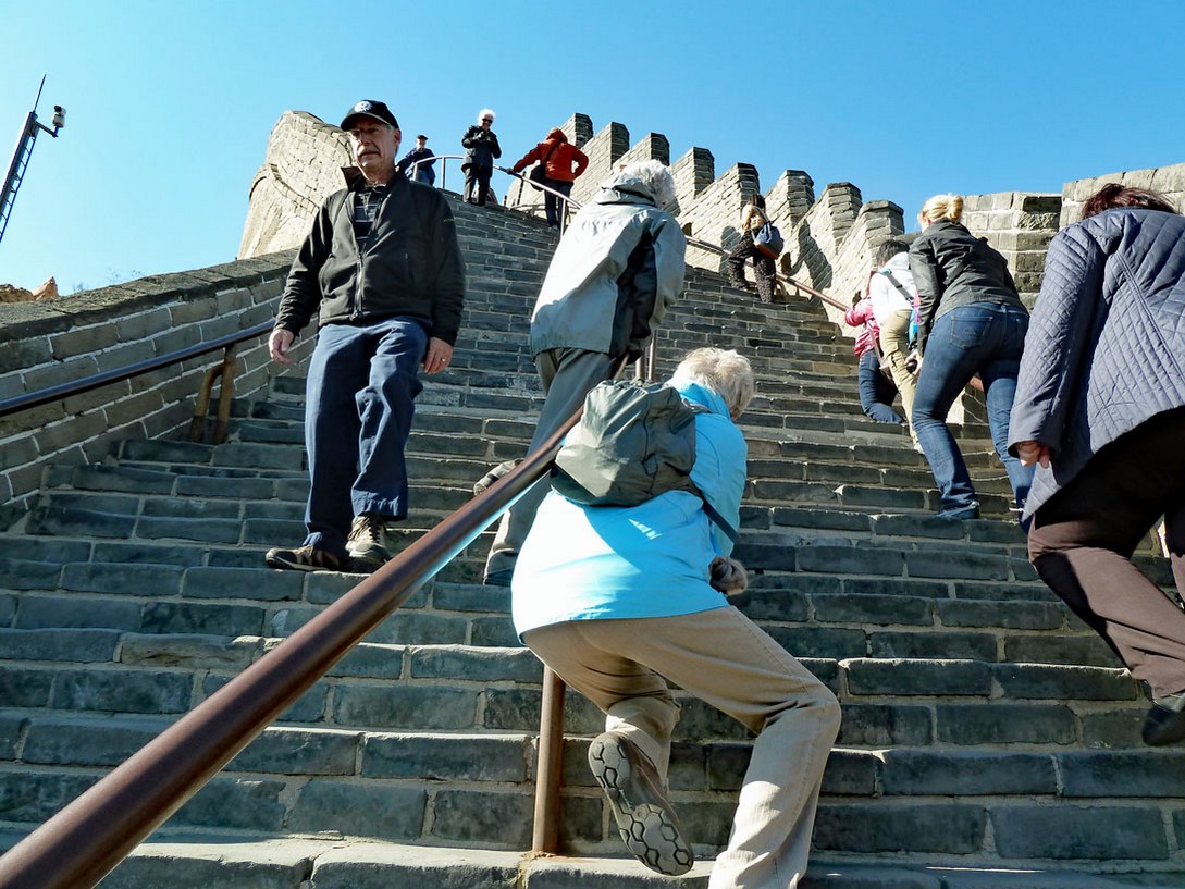 Die chinesische Mauer ist steil und die Stufen sind hoch