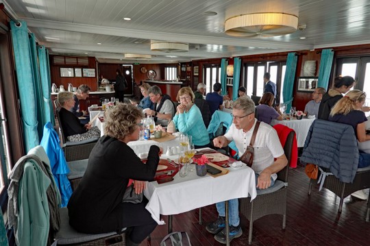 Mittagessen im Bordrestaurant auf der Bhaya II