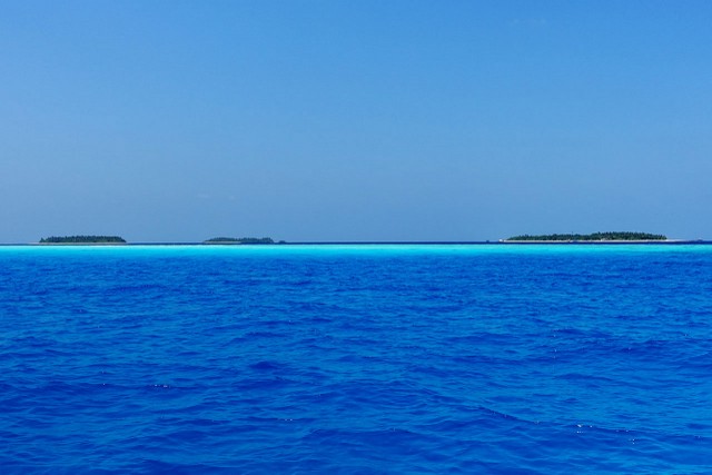 Blick vom Ponton auf Fonimagoodhoo und die Nachbarinseln