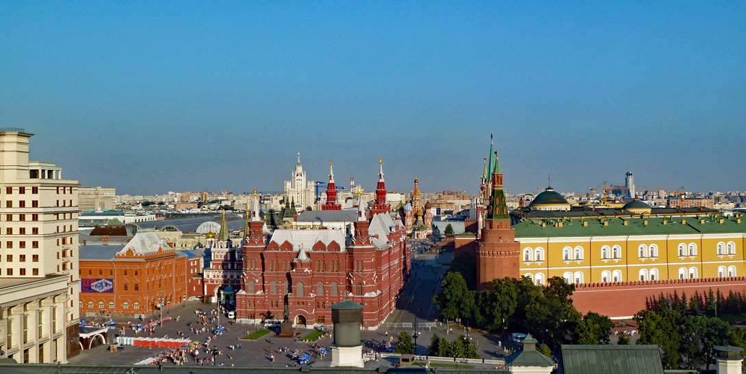 Blick von der Lounge im obersten Stock des Ritz-Carlton-Hotels Twerskaja auf den Roten Platz