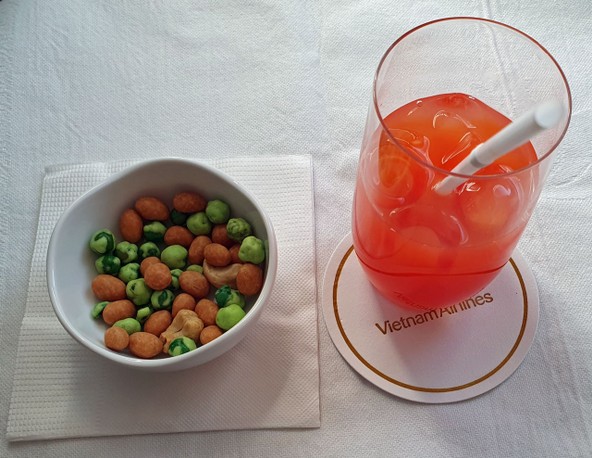 Campari Orange mit Nüssen und Wasabi-Kugeln