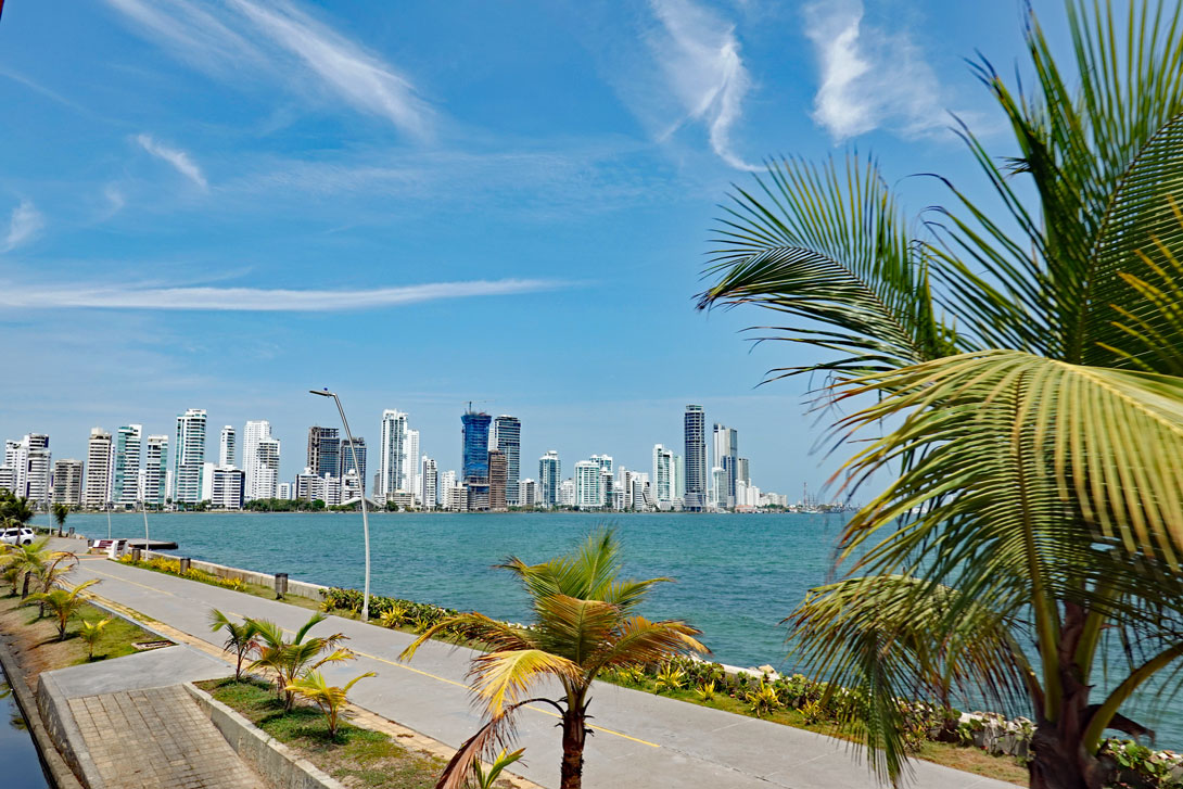 Blick auf die Wolkenkratzer am Hafen von Cartagena