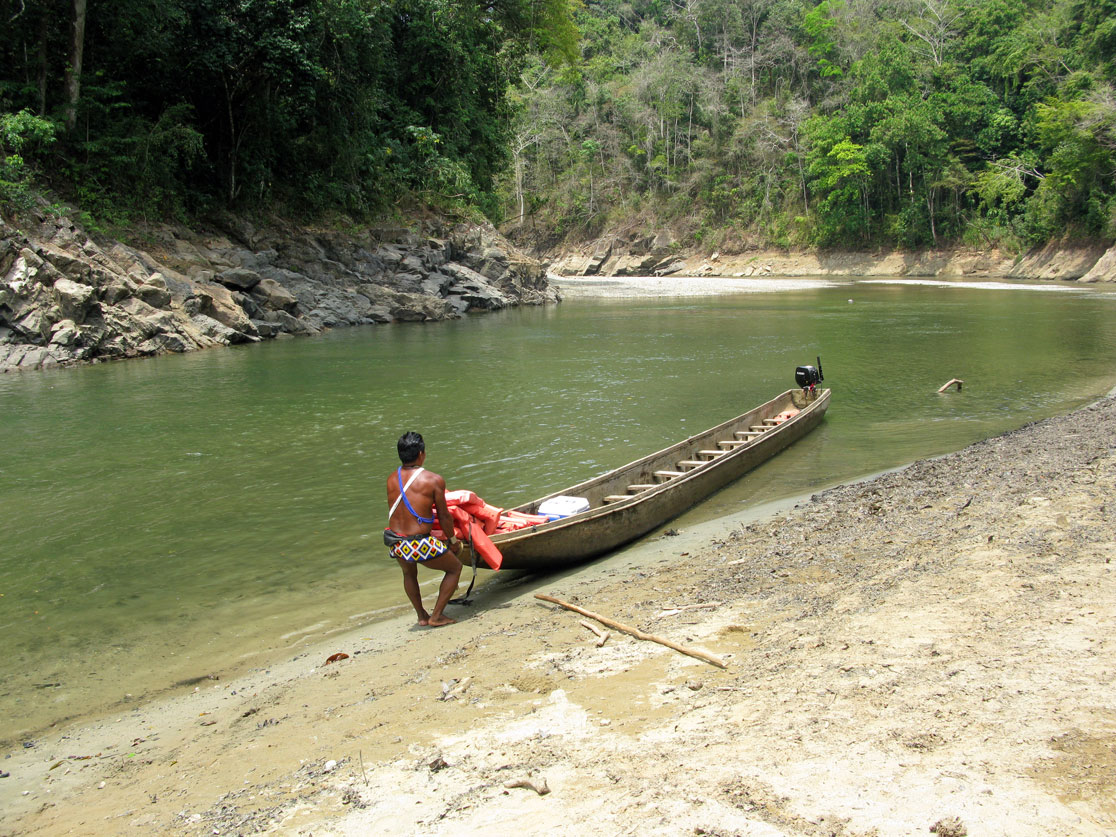 Emberá Einbaum auf dem Rio Chagres