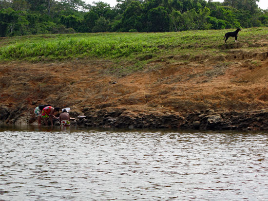 Wäsche waschen am Rio Chagres