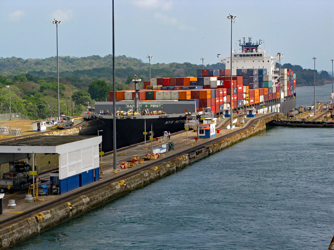 Conteinerschiff in der Gatun-Schleuse