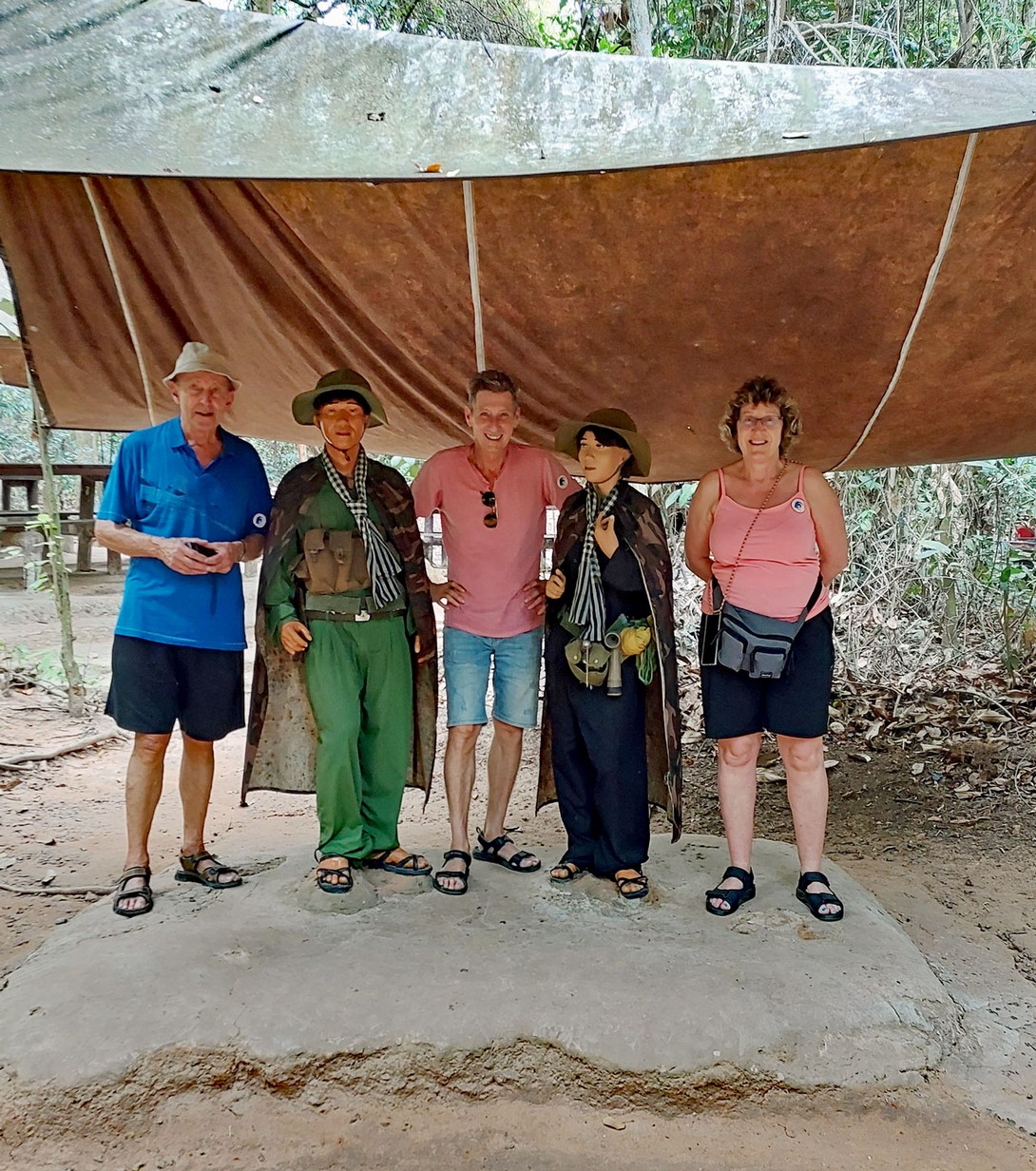 Erinnerungsfoto von Cu Chi mit Partisanen (in Plastik)