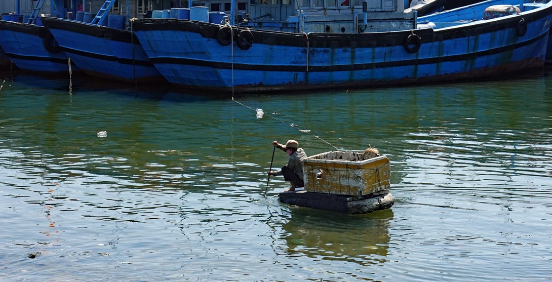Müllsammelboot im Fischereihafen von Da Nang