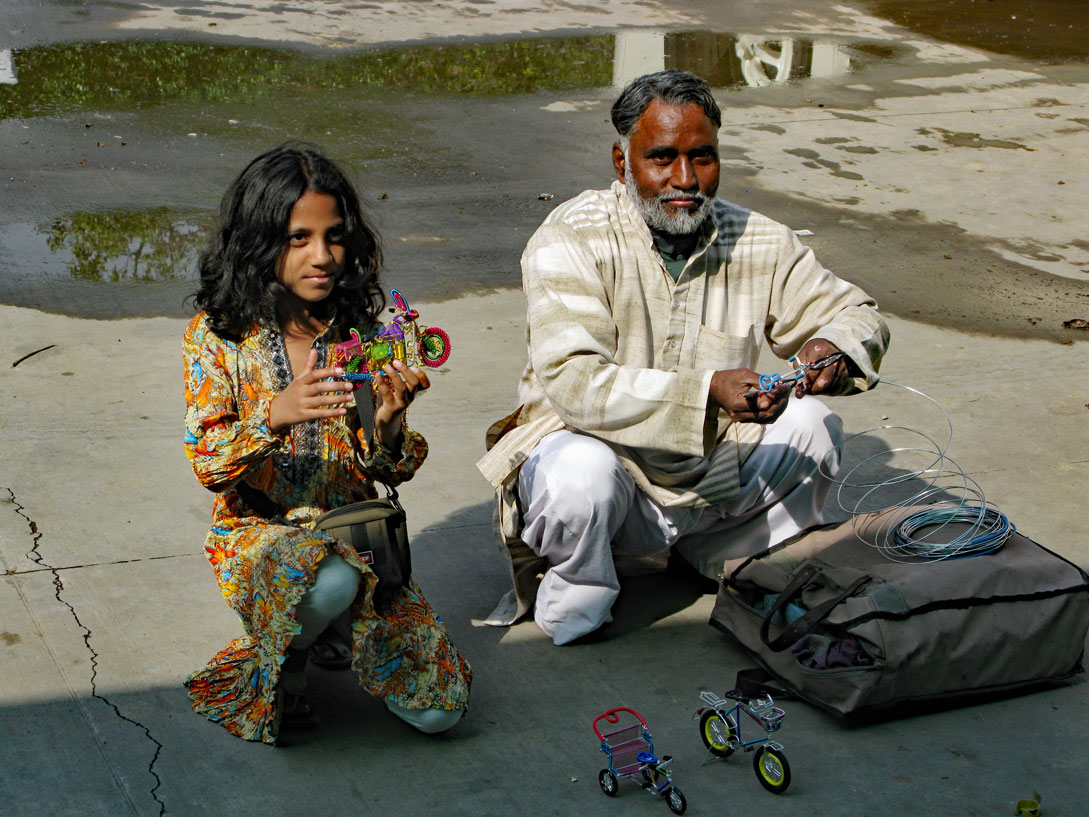 Drahtbieger mit seiner Tochter