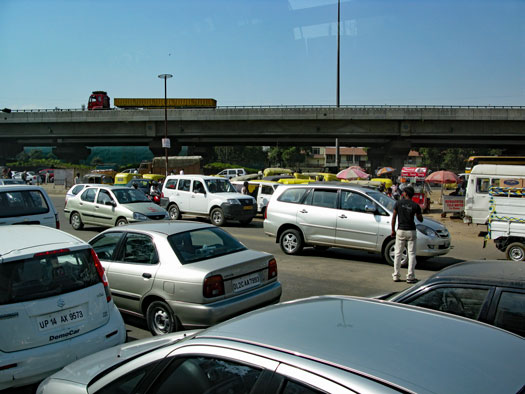 Dauerstau auf den Ausfallstraßen von Delhi