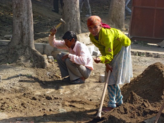Frauen im Straßenbau in Delhi