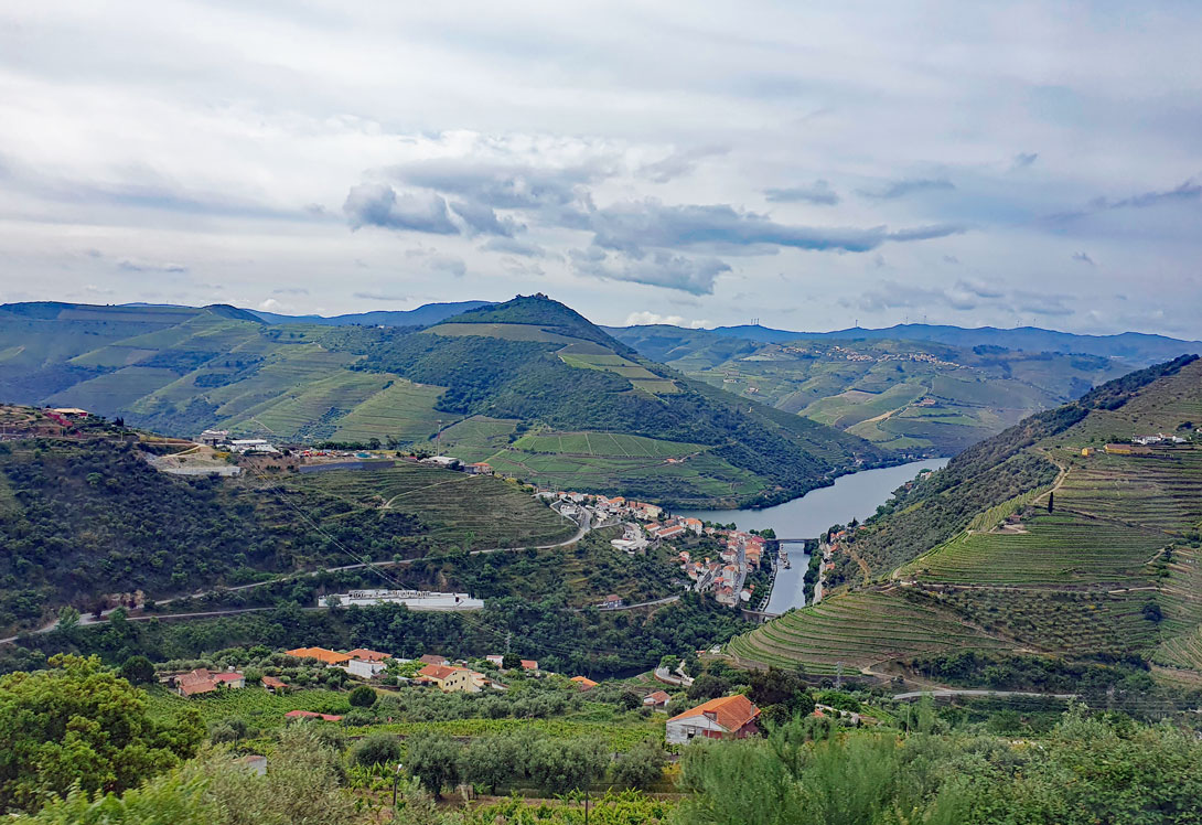 Blick auf Pinhão und das Douro Tal