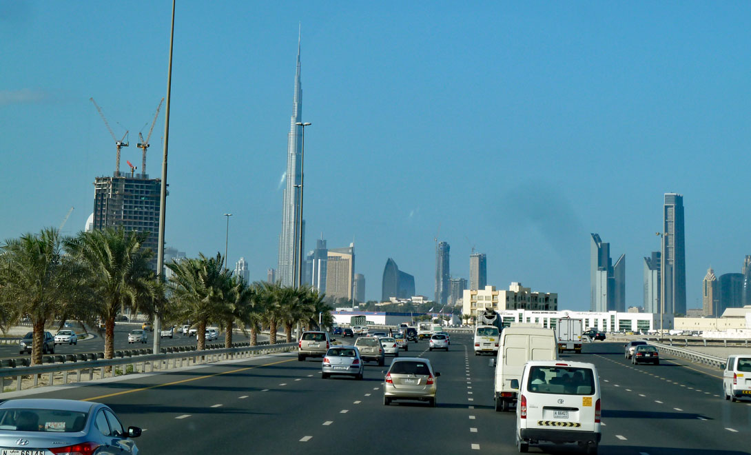 Die 12-spurige Sheik Zayed Road in Dubai