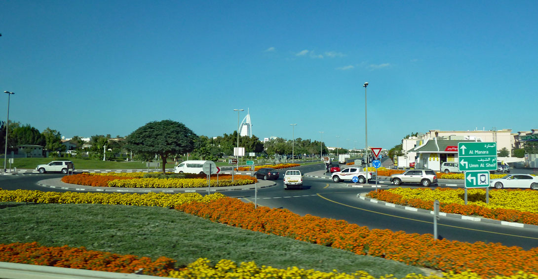 Dubai Blumenbepflanzung an den Straßen