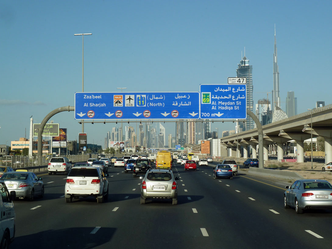 Einfahrt von Dubai über die sechsspurige Sheikh Bin Zayed Road
