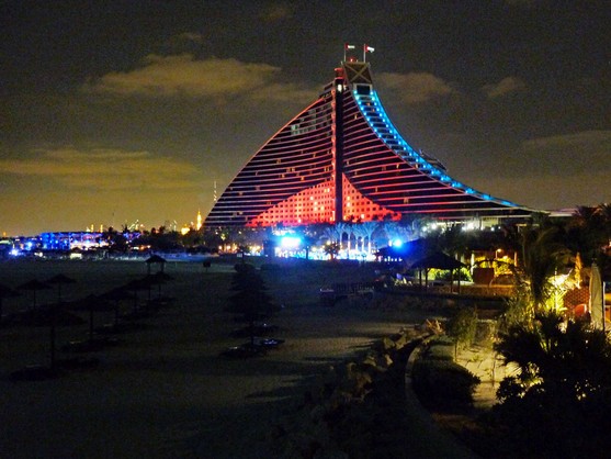 Jumeirah Beach Hotel bei Nacht