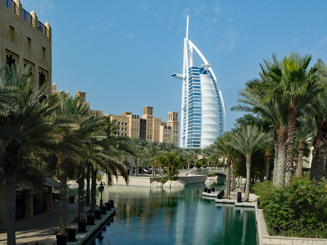Blick auf das Burj Al Arab Hotel vom Souk Madinat aus