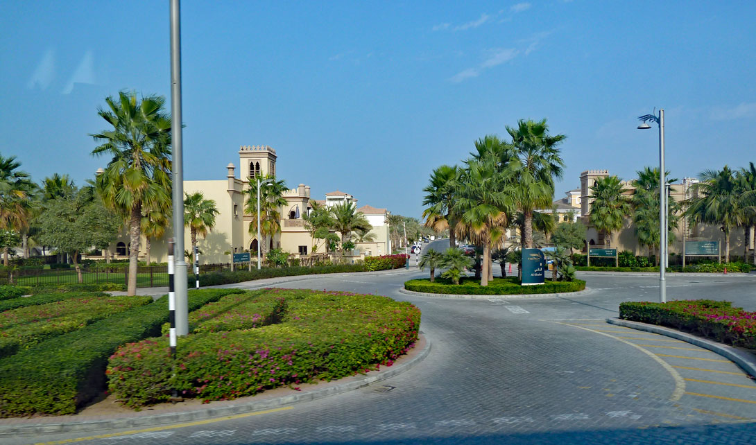 Auf einem Zweig der Palmeninsel von Dubai