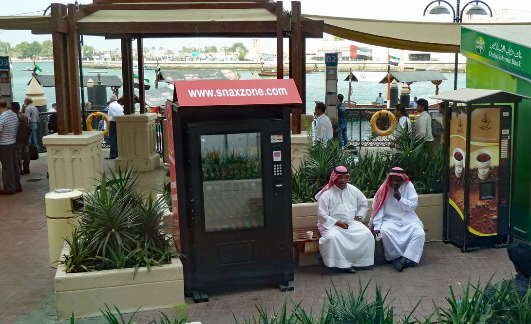 Wartende Araber an der Anlegestelle