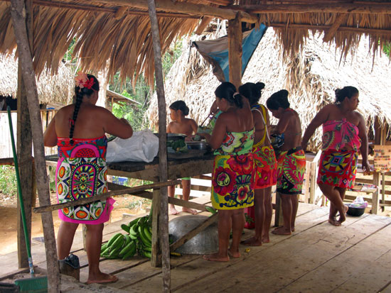 Emberá Frau bereiten das Mittagessen zu