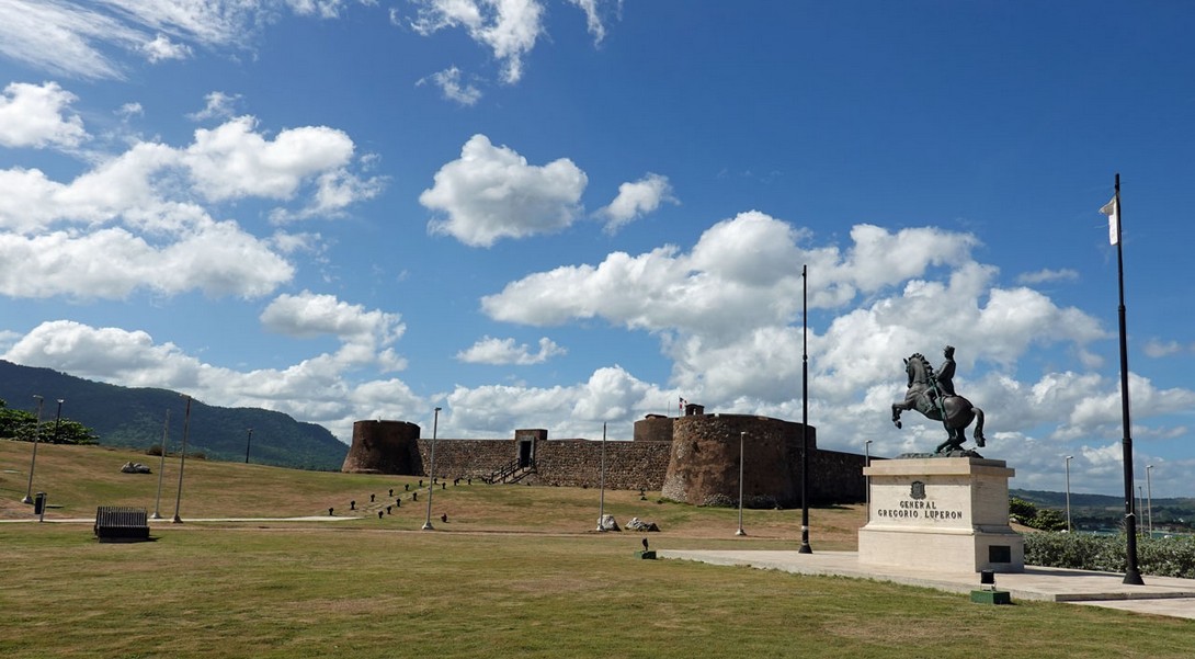 Die Fortaleza San Felipe mit dem Reiterstandbild von General Lupeón