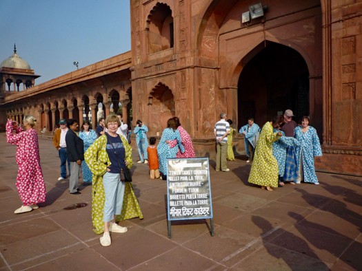 Alle Frauen müssen einen Umhang anziehen