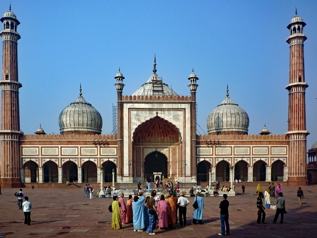 Auf dem Vorplatz der Freitagsmoschee