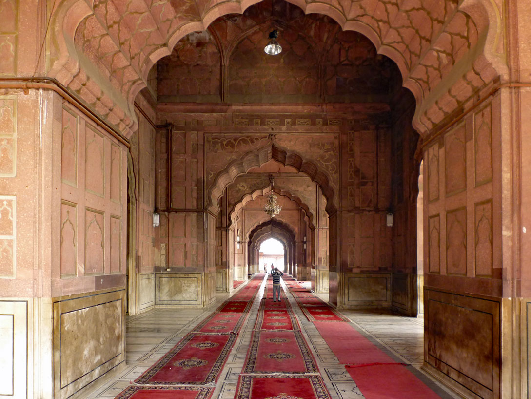 Säulengang in der Freitagsmoschee in Delhi