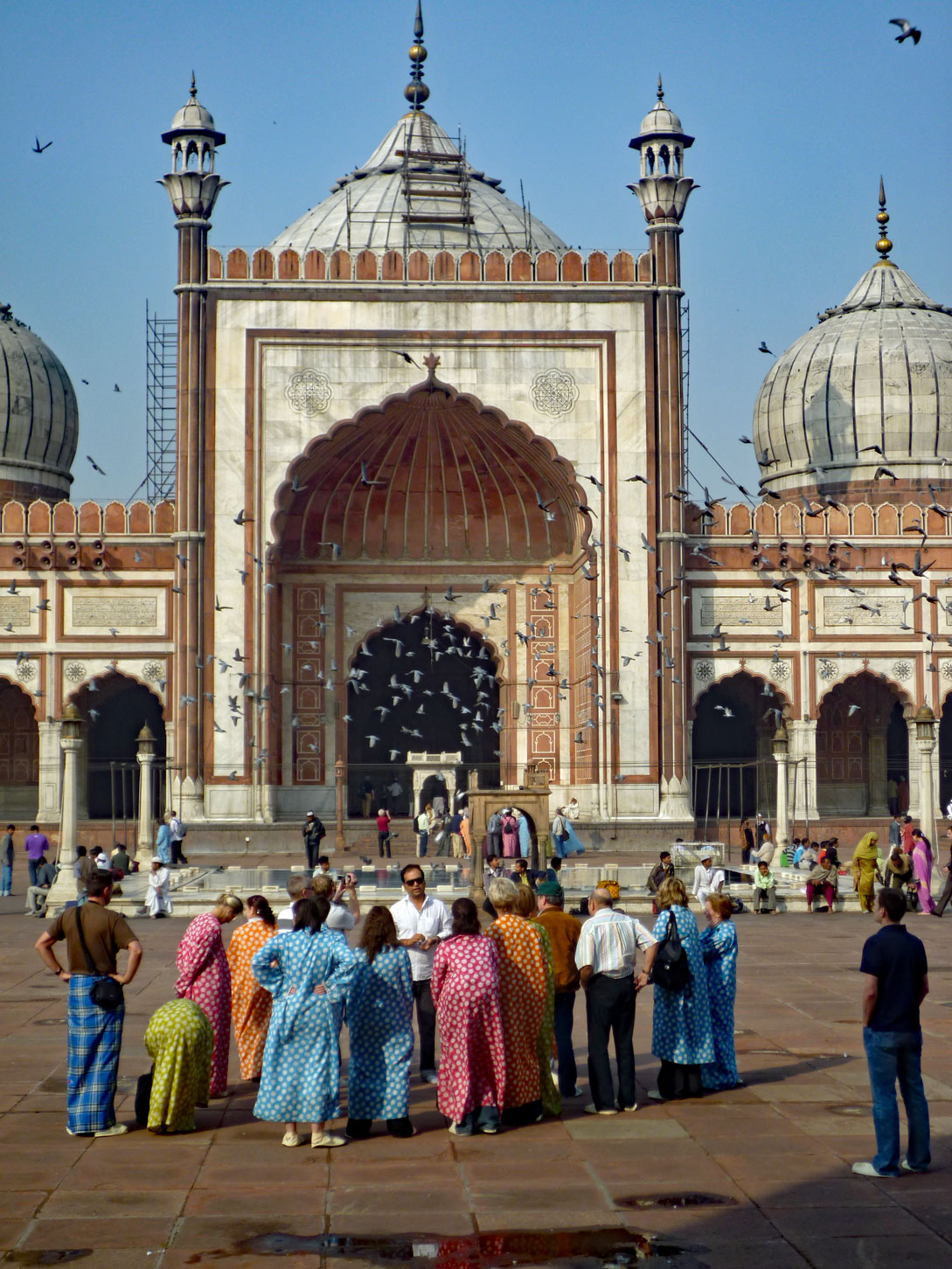 Tauben über dem Wasserbecken auf dem Vorplatz der Moschee