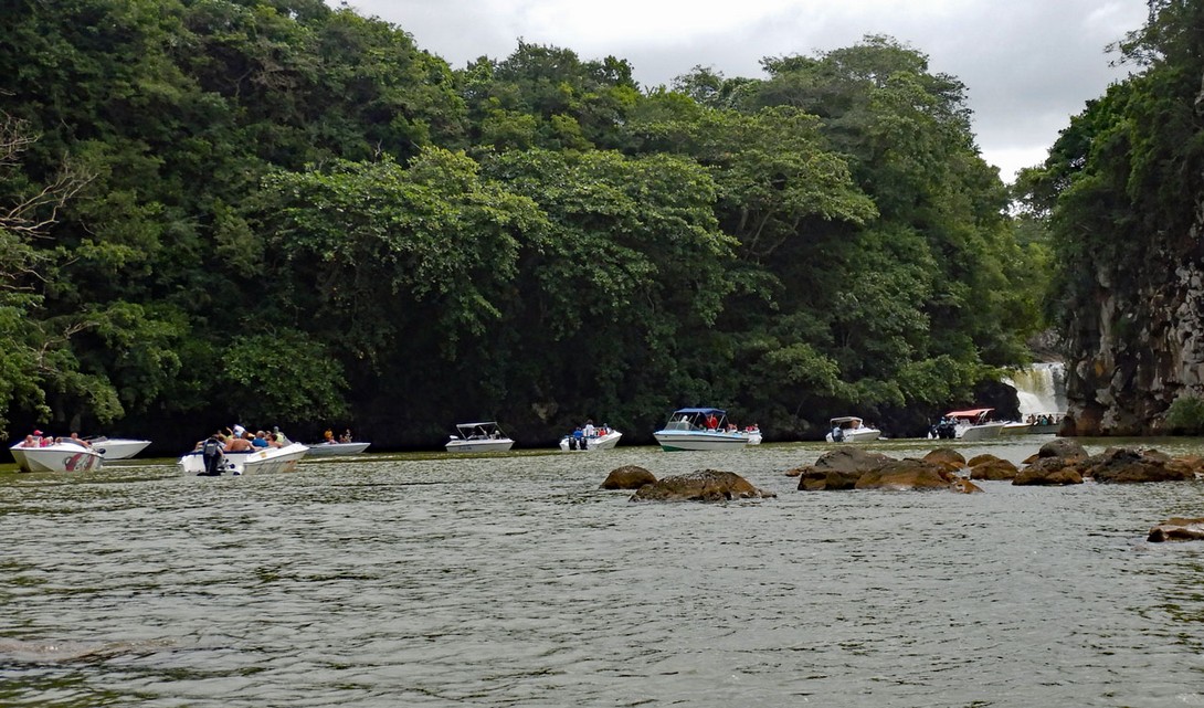 Warteschlange am Great River South Wasserfall