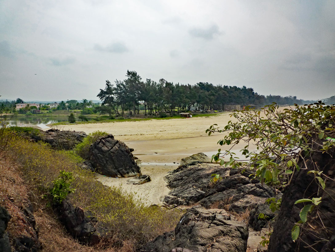 Blick von Norden auf den Strand vom Lalit Hotel