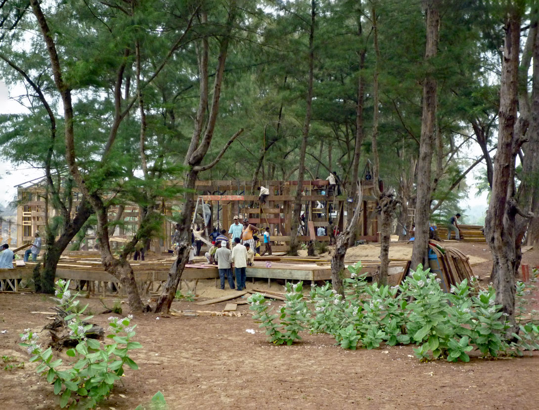 Kulissenaufbau für einen Film am Strand von Goa
