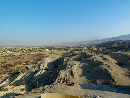Aus dem Fenster ist nur Geröll und Wüste zu sehen.