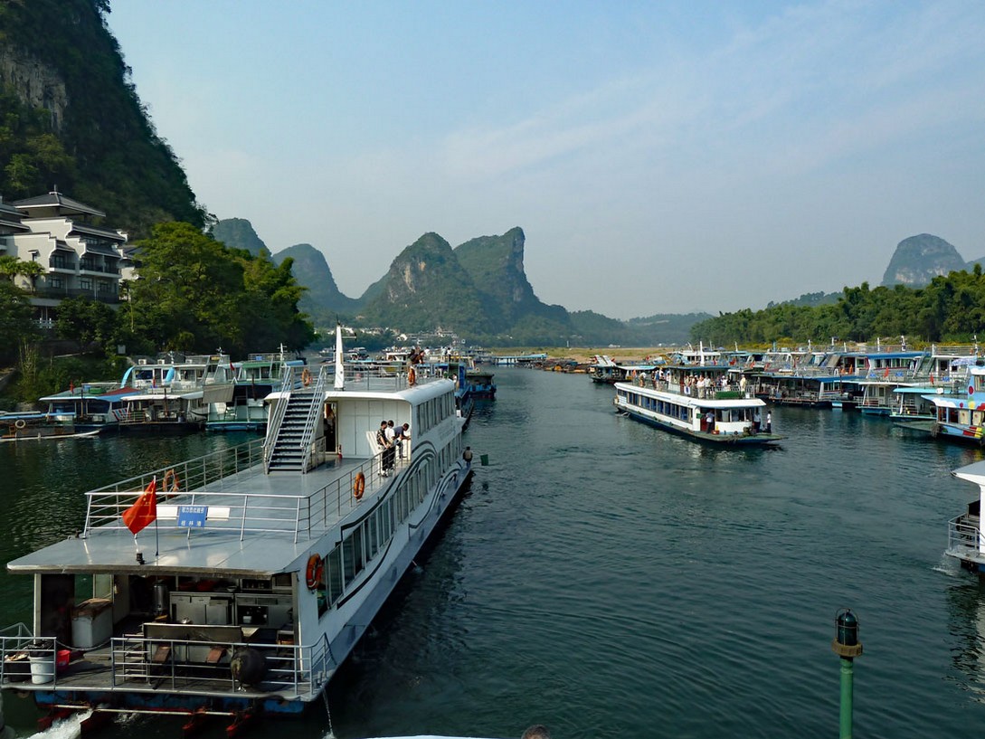 Guilin- Ausflugsboote auf dem Li-Fluss