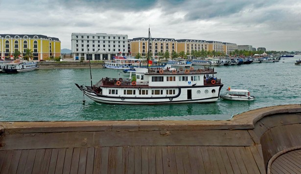Blick auf die Hotelbauten am Anleger von Dao Tuan Chau