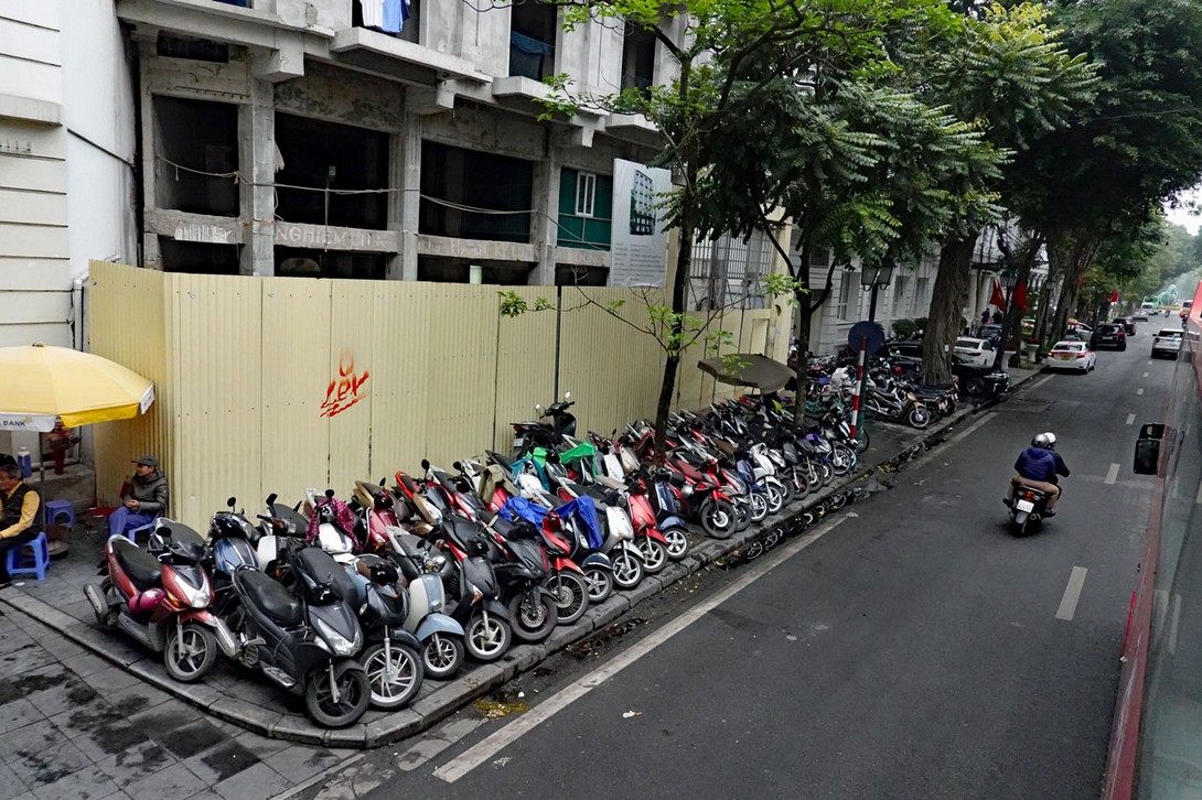 Motorroller auf den Bürgersteigen in Hanoi