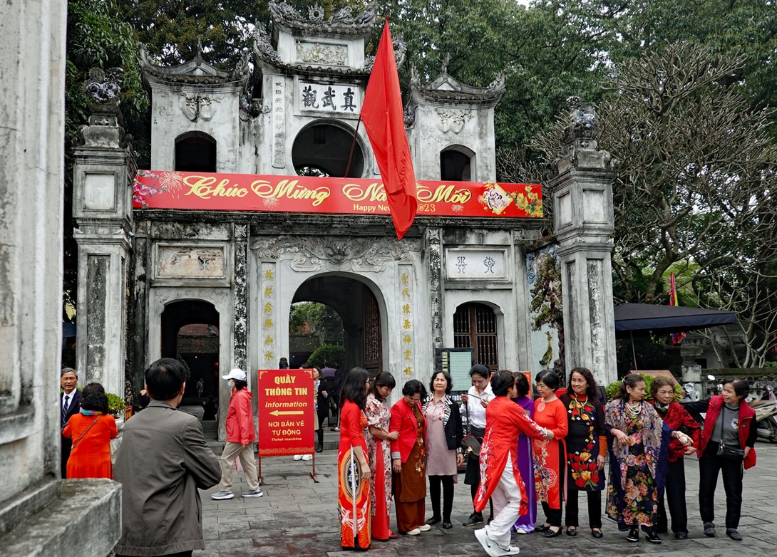 Familienfoto vor dem Quan Thanh Tempel