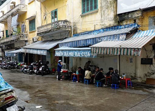 Restaurant auf dem Bürgersteig in Hanoi